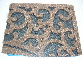 OUVRAGE EN CAOUTCHOUC RECYCLE RECOUVERT D’UNE PELLICULE DE COUCHE DE SABLE, DE FORME RECTANGULAIRE, FORMANT UN TAPIS DE SOL COMPOSE D’UNE FACE EXTERNE COMPORTANT DES MOTIFS DECORATIFS. 

CE TAPIS EST DESTINE A ETRE INSTALLE SUR LE SOL DEVANT UNE PORTE D’ENTREE

DIMENSIONS : L : 76 CM - l : 46 CM – EPAISSEUR : 1 CM
