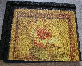 OUVRAGE EN CAOUTCHOUC, DE FORME RECTANGULAIRE, FORMANT UN TAPIS DE SOL COMPOSE D’UNE FACE EXTERNE COMPORTANT UNE IMAGE PHOTOGRAPHIQUE IMPRIMÉE FORMANT UNE FLEUR.

CE TAPIS EST DESTINE A ETRE INSTALLE SUR LE SOL DEVANT UNE PORTE D’ENTREE.

DIMENSIONS : L : 76 CM - l : 45 CM – EPAISSEUR : 1 CM