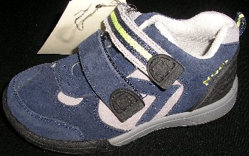 CHAUSSURE DESTINÉE À L'ACTIVITÉ SPORTIVE, POUR ENFANTS, SANS TECHNOLOGIE SPÉCIALE, AVEC UNE SEMELLE EXTÉRIEURE EN CAOUTCHOUC ET UN DESSUS MAJORITAIREMENT EN CUIR NATUREL (80% CUIR - 20% MATIÈRE PLASTIQUE), GENRE NUBUCK, NE COUVRANT PAS LA CHEVILLE.

CETTE CHAUSSURE PRÉSENTE UNE SEMELLE INTÉRIEURE D'UNE LONGUEUR INFÉRIEURE À 24 CM ET UNE OUVERTURE SUR LE DESSUS POURVUE D'UNE LANGUETTE SE FERMANT PAR DEUX LANIÈRES AGRIPPANTES AVEC VELCRO.