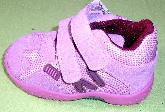 CHAUSSURE DESTINÉE À L'ACTIVITÉ SPORTIVE, POUR ENFANTS EN BAS ÂGE, SANS TECHNOLOGIE SPÉCIALE, AVEC UNE SEMELLE EXTÉRIEURE EN CAOUTCHOUC ET UN DESSUS MAJORITAIREMENT EN CUIR NATUREL (54% CUIR - 46% MATIÈRE PLASTIQUE), COUVRANT LA CHEVILLE MAIS PAS LE MOLLET.

CETTE CHAUSSURE PRÉSENTE UNE SEMELLE INTÉRIEURE D'UNE LONGUEUR INFÉRIEURE À 24 CM ET UNE OUVERTURE SUR LE DESSUS POURVUE D'UNE LANGUETTE SE FERMANT PAR DEUX LANIÈRES AGRIPPANTES MUNIES DE VELCRO. LA SEMELLE EXTÉRIEURE COMPORTE DES PICOTS ANTIDÉRAPANTS.