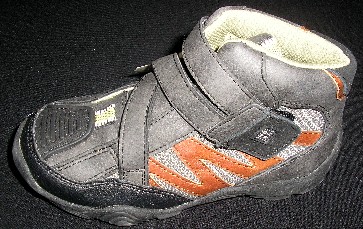 CHAUSSURE DESTINÉE À L'ACTIVITÉ SPORTIVE, POUR ENFANTS, SANS TECHNOLOGIE SPÉCIALE, AVEC UNE SEMELLE EXTÉRIEURE EN CAOUTCHOUC ET UN DESSUS MAJORITAIREMENT EN MATIÈRE PLASTIQUE (72% MATIÈRE PLASTIQUE - 28% TEXTILE), COUVRANT LA CHEVILLE MAIS PAS LE MOLLET.

CETTE CHAUSSURE PRÉSENTE UNE SEMELLE INTÉRIEURE D'UNE LONGUEUR INFÉRIEURE À 24 CM ET UNE OUVERTURE SUR LE DESSUS POURVUE D'UNE LANGUETTE SE FERMANT PAR UNE DOUBLE LANIÈRE AGRIPPANTE MUNIE DE VELCRO.