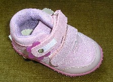 CHAUSSURE POUR JEUNES ENFANTS, COUVRANT LA CHEVILLE MAIS NE COUVRANT PAS LE MOLLET, AVEC UNE SEMELLE EXTÉRIEURE EN CAOUTCHOUC, AVEC UN DESSUS MAJORITAIREMENT EN MATIÈRE PLASTIQUE, AVEC UN RENFORT A LA POINTE DE LA CHAUSSURE, SANS TECHNOLOGIE SPÉCIALE, MUNIE D'UNE SEMELLE INTÉRIEURE D'UNE LONGUEUR INFÉRIEURE À 24 CM. CETTE CHAUSSURE COMPORTE UNE LANGUETTE REMBOURRÉE ET UNE OUVERTURE PARTIELLE SUR LE DESSUS SE FERMANT A L’AIDE DE LANIERES DOTEES DE VELCRO. LA SEMELLE EXTÉRIEURE EST PARSEMÉE DE PETITS PICOTS ANTIDÉRAPANTS, AVEC UN MOTIF DECORATIF SUR UNE LANIERE FORMANT UNE FLEUR ET LOGO PUBLICITAIRE A L’ARRIERE DU PIED.

TAILLE : 19