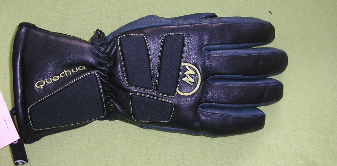 GANTS EN CUIR, DESTINE A LA PRATIQUE D'UN SPORT (SKI), COMPORTANT UNE PATTE DE SERRAGE AVEC UN SYSTEME DE FERMETURE A GLISSIERE AU NIVEAU DU POIGNET, AVEC DES RENFORTS EN MATIERE PLASTIQUE SUR LA FACE EXTERNE ET UN LOGO PUBLICITAIRE APPARARENT COUSU SUR LE GANT