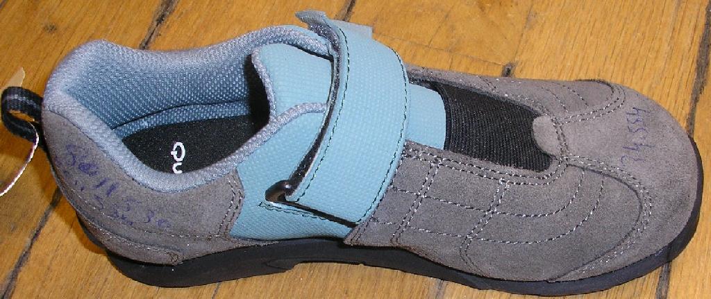 CHAUSSURE POUR ENFANTS, DESTINÉE À LA MARCHE, AVEC UN DESSUS MAJORITAIREMENT EN CUIR COMPORTANT DES PARTIES EN MATIÈRE PLASTIQUE, AVEC UNE SEMELLE EXTÉRIEURE EN CAOUTCHOUC À TECHNOLOGIE SPÉCIALE (DENSITÉ DE 0,16 G/CM3), NE RECOUVRANT PAS LA CHEVILLE, AVEC UNE SEMELLE INTÉRIEURE D'UNE LONGUEUR INFÉRIEURE À 24 CM, AVEC UNE LANGUETTE, AVEC UNE LANIÈRE SUR LE DESSUS DE LONGUEUR RÉGLABLE MUNIE D'UNE BANDE VELCRO POUR ASSURER UNE BONNE FIXATION.