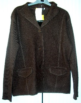 VESTE POUR FEMMES, CONFECTIONNÉE EN ÉTOFFE DE BONNETERIE DE LAINE (GENRE LAINE BOUILLIE), TEINTE UNIFORMÉMENT, CONSTITUÉE DE QUATRE PANNEAUX FRONTAUX ET DE TROIS PANNEAUX DORSAUX COUSUS ENSEMBLE DANS LE SENS DE LA LONGUEUR ET DESCENDANT SUR LES HANCHES.
ELLE PRÉSENTE UN COL TAILLEUR, UNE OUVERTURE COMPLÈTE SUR LE DEVANT SE FERMANT CÔTÉ DROIT SUR GAUCHE PAR TROIS BOUTONS, DES MANCHES LONGUES À MAILLES CÔTELÉES ET DEUX POCHES À RABAT SUR LE DEVANT AU-DESSOUS DE LA TAILLE.

LA BASE DU VÊTEMENT EST SURFILÉE.