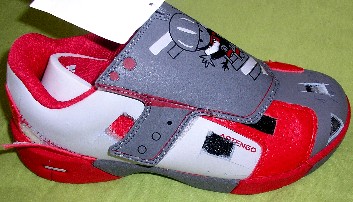CHAUSSURE DESTINÉE À L'ACTIVITÉ SPORTIVE À SEMELLE EXTÉRIEURE EN CAOUTCHOUC ET DESSUS MAJORITAIREMENT EN CUIR NATUREL PLAQUÉ (63% CUIR - 37% MATIÈRE PLASTIQUE), SANS TECHNOLOGIE SPÉCIALE, NE COUVRANT PAS LA CHEVILLE, AVEC UNE SEMELLE INTÉRIEURE DONT LA LONGUEUR EST INFÉRIEURE À 24 CM, NON RECONNAISSABLE COMME ÉTANT POUR GARÇONS OU POUR FILLES. 

CETTE CHAUSSURE PRÉSENTE UNE OUVERTURE SUR LE DESSUS POURVUE D'UNE LANGUETTE REMBOURRÉE, SE FERMANT PAR UNE BANDE ÉLASTIQUE DISSIMULÉE SOUS UNE LARGE PATTE DE PROTECTION SE FERMANT PAR VELCRO. CETTE PATTE EST DÉCORÉE D'UN DESSIN FIGURANT UN PERSONNAGE. 

LA SEMELLE EXTÉRIEURE PRÉSENTE DES SCULPTURES ANTIDÉRAPANTES.