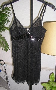 ENSEMBLE DE DEUX SOUS-VÊTEMENTS POUR FEMMES COMPOSÉ D'UN CARACO ET D'UN SLIP, CONFECTIONNÉS EN TULLE DE FIBRES SYNTHÉTIQUES (100% POLYAMIDE), TEINT UNIFORMÉMENT, CONDITIONNÉS ENSEMBLE POUR LA VENTE AU DÉTAIL

- HAUT : GENRE CARACO AVEC DEUX FINES BRETELLES REGLABLES GARNIES DE PAILLETTES, AVEC UN DECOLLETE EN « V » FORMANT BONNET DOTE D’UN GALON EN DENTELLE, AVEC UN BORD ROULOTTE DE FINITION A LA BASE, AVEC UN GALON DE PAILLETTES SOUS LA POITRINE.

- BAS : SLIP DE TYPE STRING DOTE D’UN ÉLASTIQUE À LA TAILLE, UNE DOUBLURE À L'ENTREJAMBE. IL PRÉSENTE SUR L'ARRIÈRE UN PETIT TRIANGLE DÉCORATIF.