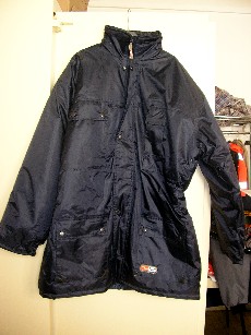 VETEMENT DESTINE A RECOUVRIR LA PARTIE SUPERIEURE DU CORPS, GENRE PARKA, EN TISSU 100% POLYESTER, POUR HOMMES, COMPORTANT UN COL MONTANT AVEC UNE FERMETURE A GLISSIERE AU DOS, CONTENANT UNE CAPUCHE AVEC DES LIENS A NOUER, UNE OUVERTURE COMPLETE SUR LE DEVANT AU MILIEU AVEC FERMETURE A GLISSIERE ET PATTE DE PROTECTION AVEC BOUTONS-PRESSIONS SE FERMANT DE GAUCHE SUR DROITE, DES MANCHES LONGUES DONT LES EXTREMITES SONT OURLEES ET DOUBLEES EN BORD-COTE, DES TROUS D'AERATION SOUS LES EMMANCHURES, UNE GRANDE POCHE A SOUFFLET AVEC RABAT ET BOUTONS-PRESSIONS COTE DROIT ET PETITE POCHE A SOUFFLET AVEC BANDE VELCRO COTE GAUCHE AU NIVEAU DE LA POITRINE,  UNE GRANDE POCHE AVEC RABAT ET BOUTONS-PRESSIONS DE CHAQUE COTE DU VETEMENT SOUS LA TAILLE, LA TAILLE EST ELASTIQUEE DANS LE DOS, DOUBLURE COMPLETE EN TISSU 100% NYLON, ENTIEREMENT MATELASSE 100% POLYESTER, AVEC UNE POCHE INTERIEURE A FERMETURE PAR BANDE VELCRO COTE GAUCHE, LA BASE DU VETEMENT EST OURLEE, LOGO PUBLICITAIRE APRES LA FERMETURE A GLISSIERE ET COUSU SUR LA POCHE AU BAS DU VETEMENT.
