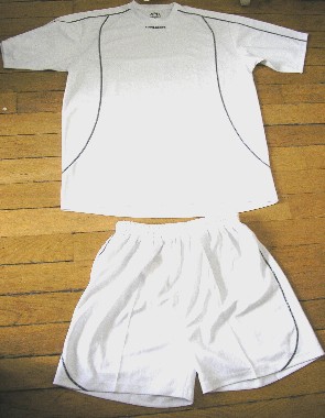 ENSEMBLE, NON RECONNAISSABLE COMME ÉTANT POUR HOMMES OU POUR FEMMES, COMPOSÉ D'UN VÊTEMENT NON LÉGER DESTINÉ À RECOUVRIR LA PARTIE SUPÉRIEURE DU CORPS, GENRE PULL-OVER, ET D'UN SHORT RÉALISÉS DANS LA MÊME ÉTOFFE DE BONNETERIE UNICOLORE DE FIBRES SYNTHÉTIQUES (100% POLYESTER), CONDITIONNÉS ENSEMBLE POUR LA VENTE AU DÉTAIL : 

- LE SHORT DESCEND JUSQU'À MI-CUISSE ET COMPORTE UNE BANDE ÉLASTIQUE AINSI QU'UN CORDON COULISSANT À LA TAILLE, DES COUTURES APPARENTES DE COULEUR CONTRASTÉE ET UN OURLET À LA BASE. 

- LE HAUT DESCEND SUR LES HANCHES ET PRÉSENTE UN ENCOLURE EN V, DES MANCHES COURTES OURLÉES À LEUR EXTRÉMITÉ, DES COUTURES APPARENTES DE COULEUR CONTRASTÉE, UNE INSCRIPTION PUBLICITAIRE BRODÉE SUR LE DEVANT AU-DESSOUS DE L'ENCOLURE ET UN OURLET À LA BASE.

LES COMPOSANTS DE L'ENSEMBLE SONT DE MÊME STRUCTURE, STYLE, COULEUR ET COMPOSITION.
CET ENSEMBLE EST DESTINÉ À ÊTRE PORTÉ LORS DE LA PRATIQUE DE SPORTS.