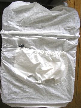 DRAP-HOUSSE POUR LIT DE BÉBÉ, À USAGE UNIQUE, CONFECTIONNÉ EN NONTISSÉ DE FIBRES SYNTHÉTIQUES (80% POLYESTER - 20% RAYONNE), COMPORTANT UN BORD ÉLASTIQUE SUR TOUT SON POURTOUR, DESTINÉ À PROTÉGER LE MATELAS. 

CET ARTICLE PRÉSENTE UNE SORTE DE CULOTTE COUSUE SUR LE DESSUS, MUNIE D'UN CORDON COULISSANT RESSERRANT, QUI PERMET DE MAINTENIR LE NOURRISSON EN PLACE.
