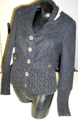 VESTE POUR FEMMES, CONFECTIONNÉE MAJORITAIREMENT EN TISSU DE LAINE (55% LAINE - 45% POLYESTER), CONSTITUÉE DE QUATRE PANNEAUX FRONTAUX ET DE QUATRE PANNEAUX DORSAUX COUSUS ENSEMBLE DANS LE SENS DE LA LONGUEUR, DE FORME CINTRÉE, DOUBLÉE ET DESCENDANT JUSQU'AUX HANCHES.

ELLE COMPORTE UN COL TAILLEUR, UNE OUVERTURE COMPLÈTE SUR LE DEVANT SE FERMANT CÔTÉ DROIT SUR GAUCHE PAR DES BOUTONS, DES MANCHES LONGUES, DEUX PATTES DE SERRAGE DE CHAQUE CÔTÉ DE LA TAILLE.

LES PARTIES INFÉRIEURES DU BUSTE ET DES MANCHES SONT CONFECTIONNÉES EN ÉTOFFE DE BONNETERIE À GROSSES MAILLES CÔTELÉES.