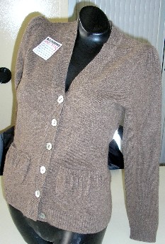 GILET POUR FEMMES, DE TYPE CARDIGAN, EN BONNETERIE À MAILLES FINES DE POILS FINS DE CHÈVRE DU CACHEMIRE, AJUSTÉ, DESCENDANT JUSQU'AUX HANCHES.

CE VÊTEMENT PRÉSENTE UNE ENCOLURE EN V, UNE OUVERTURE COMPLÈTE SUR LE DEVANT SE FERMANT DROITE SUR GAUCHE PAR DES BOUTONS, DES MANCHES LONGUES FRONCÉES AUX EMMANCHURES ET DEUX POCHES PLAQUÉES SUR LE DEVANT SITUÉES AU-DESSOUS DE LA TAILLE.

LE POURTOUR DE L'ENCOLURE, DE L'OUVERTURE, DE LA BASE ET L'EXTRÉMITÉ DES MANCHES PRÉSENTENT UNE FINITION BORD-CÔTE.