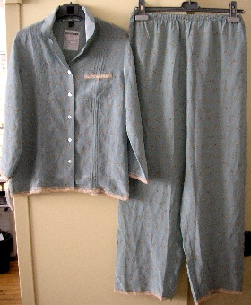 PYJAMA POUR FEMMES CONFECTIONNÉ EN TISSU LÉGER DE SOIE, IMPRIMÉ, COMPOSÉ DE DEUX VÊTEMENTS ASSORTIS, DE COUPE AMPLE ET SANS ÉLÉMENTS D'INCONFORT, COMPRENANT : 

- UN VÊTEMENT DESTINÉ À RECOUVRIR LA PARTIE SUPÉRIEURE DU CORPS, GENRE VESTE, DESCENDANT SUR LES HANCHES.
CETTE VESTE COMPORTE UN COL CHEMISIER, DES MANCHES 3/4 FENDUES À LEUR EXTRÉMITÉ (SUR 7 CM), UNE OUVERTURE COMPLÈTE SUR LE DEVANT SE FERMANT DROITE SUR GAUCHE PAR DES BOUTONS, UNE POCHE PLAQUÉE SUR LA POITRINE CÔTÉ GAUCHE ET DEUX RANGÉES DE CINQ NERVURES VERTICALES SUR LE DEVANT. 
LA PARTIE SUPÉRIEURE DE LA POCHE, L'EXTRÉMITÉ DES MANCHES ET LE POURTOUR DE LA BASE PRÉSENTENT UN GALON DE DENTELLE RAPPORTÉ.

- UN PANTALON DESCENDANT JUSQU'AUX CHEVILLES, DE COUPE AMPLE ET DROITE, SANS OUVERTURE, AVEC UN BORD ÉLASTIQUE À LA TAILLE ET AVEC UN GALON DE DENTELLE À L'EXTRÉMITÉ DES JAMBES.