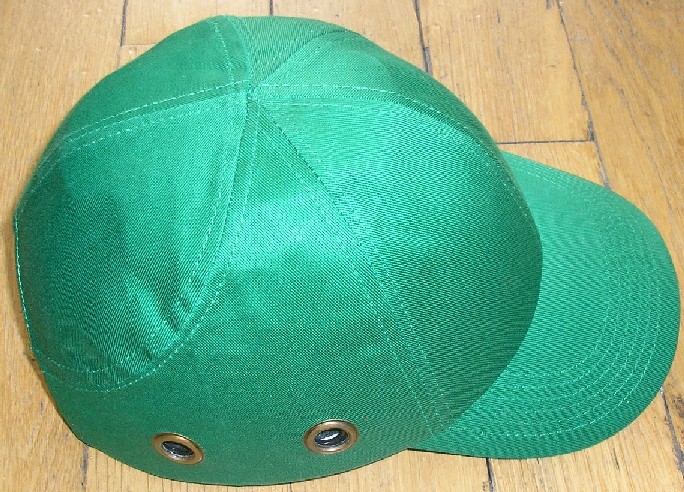COIFFURE DE PROTECTION SE PRÉSENTANT SOUS LA FORME D'UNE CASQUETTE EN MATIÈRE TEXTILE RENFORCÉE D'UNE COQUE RIGIDE EN MATIÈRE PLASTIQUE, AVEC MOUSSE DE CONFORT, SUR TOUT LE SOMMET DU CRÂNE.
CET ARTICLE COMPORTE DEUX TROUS DE CHAQUE CÔTÉ POUR FACILITER L'AÉRATION ET UNE PATTE DE SERRAGE À L'ARRIÈRE POUR ASSURER UN BON MAINTIEN.