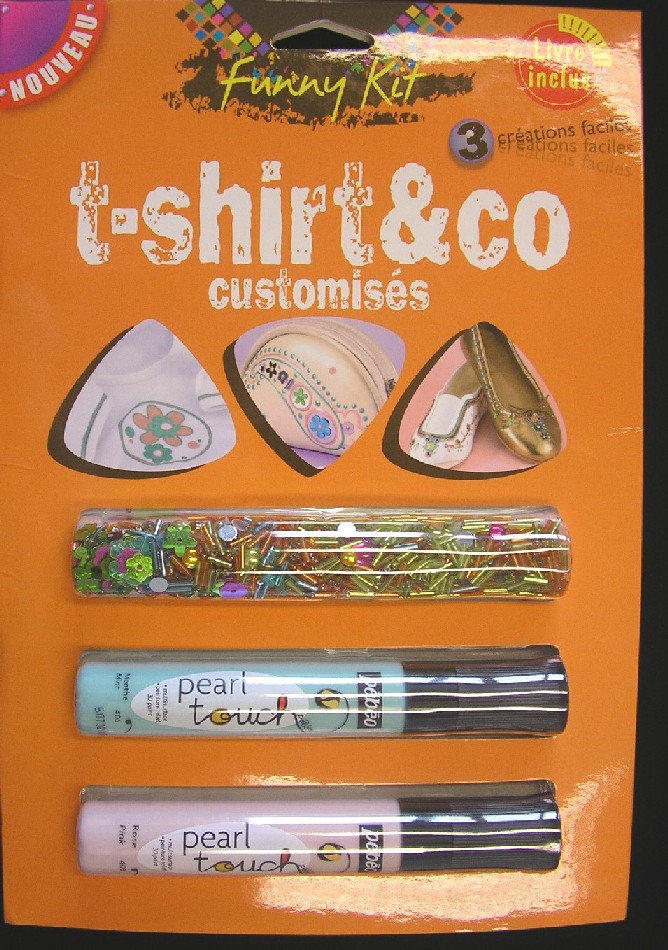 ASSORTIMENT CONDITIONNÉ POUR LA VENTE AU DÉTAIL, CONSTITUÉ DE PLUSIEURS ÉLÉMENTS: 

   - DES PERLES, DE TYPE FANTAISIE, DE FORME SEMI RONDE, DE DIFFÉRENTES COULEURS EN MATIÈRE PLASTIQUE,
   - DES SEQUINS DE DIVERSES TAILLES, FORMES ET COULEURS EN MATIÈRE PLASTIQUE,
   - DES PERLES DE ROCAILLE, DE FORME TUBULAIRE, DE DIVERSES COULEURS EN VERRE,
   - DEUX STYLOS CONTENANT DE LA PEINTURE.

CES ARTICLES SONT DESTINÉS À ÊTRE UTILISÉS POUR DÉCORER DIVERS ARTICLES (VÊTEMENTS, CHAUSSURES, SACS...).

ILS SONT ACCOMPAGNÉS D'UNE NOTICE, NE CONTENANT QUE DES ILLUSTRATIONS, SERVANT DE MODE D'EMPLOI.