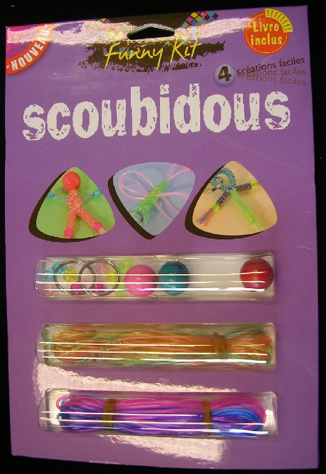 ASSORTIMENT CONDITIONNÉ POUR LA VENTE AU DÉTAIL, CONSTITUÉ DE PLUSIEURS ÉLÉMENTS: 

   - DES FILS CREUX EN MATIÈRE PLASTIQUE SOUPLE (PVC) DE DIFFÉRENTES COULEURS,
   - DES PERLES EN BOIS, DE FORME RONDE, DE DIFFÉRENTES COULEURS ,
   - DES PERLES DE FANTAISIE EN MATIÈRE PLASTIQUE, DE FORME TUBULAIRE, DE DIVERSES COULEURS,
   - DEUX ANNEAUX MÉTALLIQUES.

CES ARTICLES SONT DESTINÉS À ÊTRE UTILISÉS POUR FABRIQUER DES SCOUBIDOUS.

ILS SONT ACCOMPAGNÉS D'UNE NOTICE, NE CONTENANT QUE DES ILLUSTRATIONS, SERVANT DE MODE D'EMPLOI.