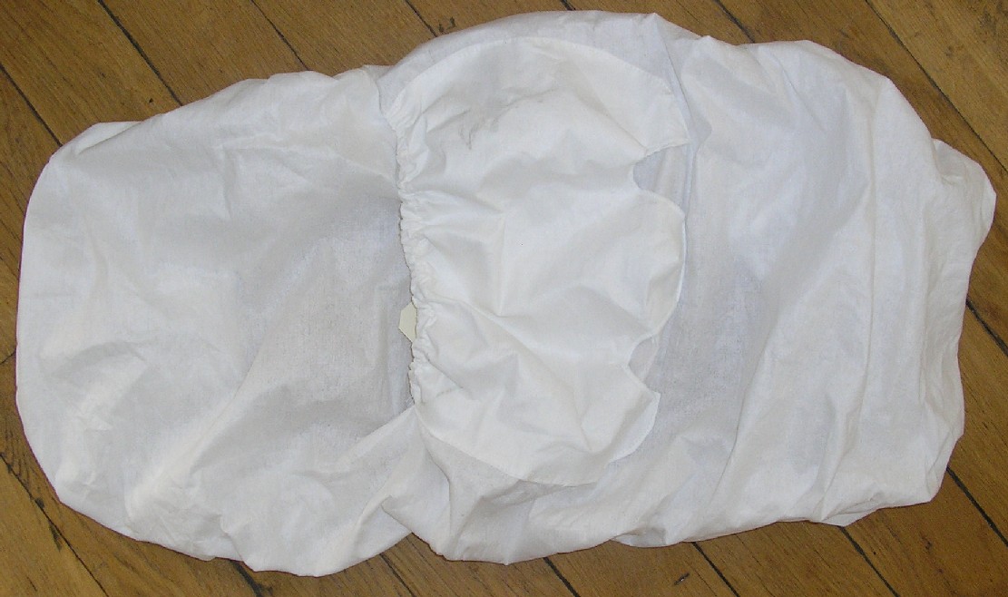 LINGE DE LIT, GENRE DRAP HOUSSE, POUR LIT DE BÉBÉ, EN NON TISSÉ DE FIBRES SYNTHÉTIQUES (20% RAYON, 80% POLYESTER), ÉLASTIQUÉ SUR TOUT SON POURTOUR. 
L'ARTICLE COMPORTE EN SON MILIEU UNE POCHE ÉLASTIQUÉE, RÉALISÉE DANS LA MÊME MATIÈRE, AVEC DEUX TROUS POUR LES JAMBES, PERMETTANT DE MAINTENIR LE BÉBÉ.