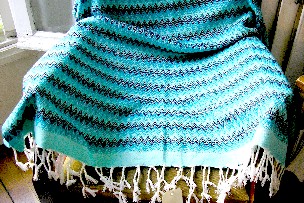 CHALE EN TISSU DE COTON (100% COTON), MOTIF CHEVRONS, DE FORME RECTANGULAIRE, POURVU AUX EXTREMITES DANS LE SENS DE LA LARGEUR DE FRANGES TORSADEES. CE CHALE EST DESTINE A ÊTRE PORTE SUR LES EPAULES.

DIMENSIONS : 100 X 180 CM ENVIRON