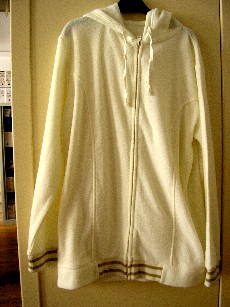 SURVETEMENT DE DETENTE, EN BONNETERIE 100% POLYESTER, INTERIEUR ASPECT POLAIRE, POUR FEMME, COMPOSE DE DEUX VETEMENTS:

-UN VETEMENT DESTINE A RECOUVRIR LA PARTIE SUPERIEURE DU CORPS, DESCENDANT SOUS LES HANCHES, COMPORTANT UNE ENCOLURE ARRONDIE, UN  CAPUCHON AVEC DES LIENS A NOUER, DES MANCHES LONGUES DONT LES EXTREMITES SONT EN BORD-CÔTE, UNE OUVERTURE COMPLETE SUR LE DEVANT AU MILIEU AVEC UNE FERMETURE A GLISSIERE, UNE POCHE DANS LA COUTURE DE CHAQUE COTE DU VETEMENT, LA BASE SE TERMINE PAR UN BORD-COTE.

-UN VETEMENT CONSTITUE PAR UN PANTALON, COMPORTANT UNE TAILLE ELASTIQUEE AVEC DES LIENS A NOUER, UN OURLET A LA BASE DES JAMBES.