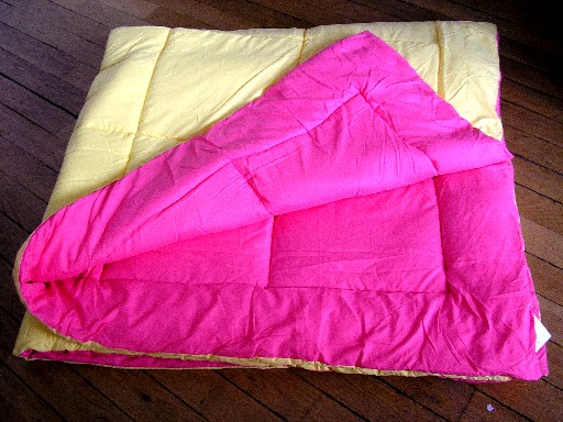 COUETTE BICOLORE, DONT L'ENVELOPPE EST EN POLYESTER 100%, MATELASSEE 100% POLYESTER, PIQUAGE GRANDS CARREAUX, DE DIMENSION 2M X 2.10M.