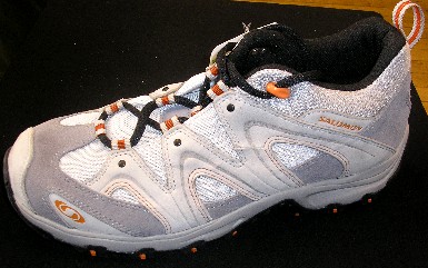 CHAUSSURE DESTINÉE À L'ACTIVITÉ SPORTIVE À SEMELLE EXTÉRIEURE EN CAOUTCHOUC ET DESSUS MAJORITAIREMENT EN MATIÈRE TEXTILE (53% TEXTILE, 47% CUIR), NE COUVRANT PAS LA CHEVILLE, AVEC UNE SEMELLE INTÉRIEURE DONT LA LONGUEUR EST SUPÉRIEURE À 24 CM, NON RECONNAISSABLE COMME ÉTANT POUR HOMMES OU POUR FEMMES. 

CETTE CHAUSSURE COMPORTE UNE OUVERTURE SUR LE DESSUS SE FERMANT PAR DES LACETS, UNE LANGUETTE REMBOURRÉE, UN REMBOURRAGE AU NIVEAU DE LA CHEVILLE ET UN TIRANT COUSU AU NIVEAU DU CONTREFORT.

CETTE CHAUSSURE PRÉSENTE LES CARACTÉRISTIQUES D'UNE CHAUSSURE À TECHNOLOGIE SPÉCIALE : LA SEMELLE EXTÉRIEURE EST MOULÉE ET EST CONSTITUÉE DE POLYMÈRES À BASSE DENSITÉ (DENSITÉ INFÉRIEURE À 0,6 GRAMMES PAR CM3). LA SEMELLE EXTÉRIEURE EST POURVUE DE SCULPTURES ANTIDÉRAPANTES.