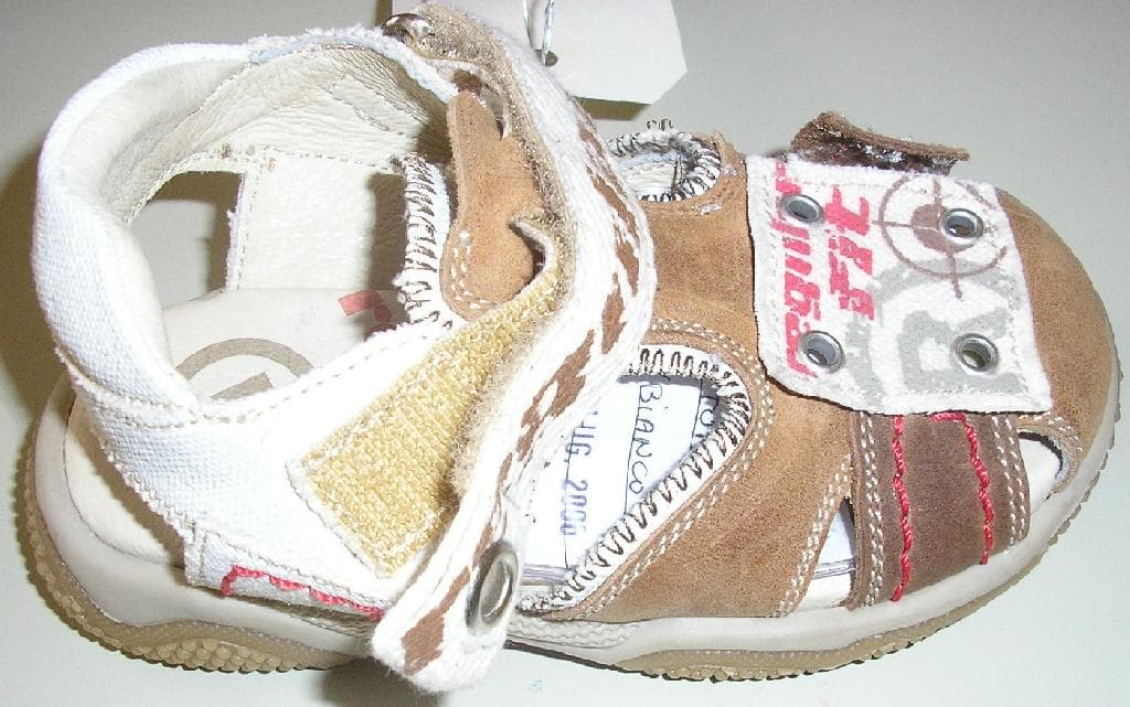 SANDALE POUR ENFANTS, PRÉSENTANT DES DÉCOUPURES, AVEC UN DESSUS MAJORITAIREMENT EN CUIR COMPORTANT DES PARTIES EN MATIÈRE TEXTILE, NE RECOUVRANT PAS LA CHEVILLE, AVEC UNE SEMELLE EXTÉRIEURE EN CAOUTCHOUC, AVEC UNE SEMELLE INTERIEURE D'UNE LONGUEUR INFÉRIEURE À 24 CM, AVEC UNE HAUTEUR DE TALON INFÉRIEURE À 3 CM.
L'ARTICLE SE FERME AU MOYEN D'UNE LANIÈRE SITUÉE AU NIVEAU DE LA CHEVILLE, DE LONGUEUR RÉGLABLE, MUNIE D'UNE BANDE VELCRO.