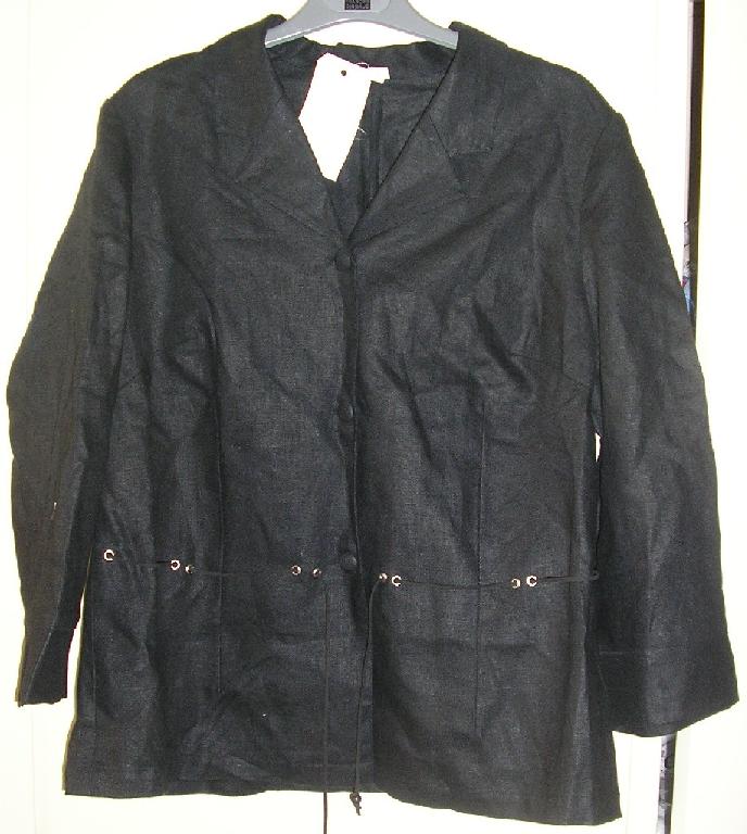 VESTE POUR FEMMES, CONFECTIONNÉE EN TISSU DE LIN, TEINT UNIFORMÉMENT, CONSTITUÉE DE DEUX PANNEAUX FRONTAUX ET DE DEUX PANNEAUX DORSAUX COUSUS ENSEMBLE DANS LE SENS DE LA LONGUEUR, DE FORME DROITE, NON DOUBLÉE ET DESCENDANT SOUS LES HANCHES. 

ELLE COMPORTE UN COL CHEMISE, UNE OUVERTURE COMPLÈTE SUR LE DEVANT SE FERMANT DROITE SUR GAUCHE AU MOYEN DE 3 BOUTONS, DES MANCHES LONGUES AVEC UNE FENTE DE 5 CM À LEUR EXTRÉMITÉ, UNE CEINTURE FINE À LA TAILLE ET UN OURLET À LA BASE.