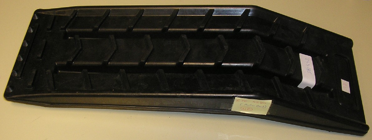 OBJET OUVRÉ EN MATIÈRE PLASTIQUE (POLYPROPYLÈNE) SERVANT DE RAMPE DE DÉSENSABLAGE.