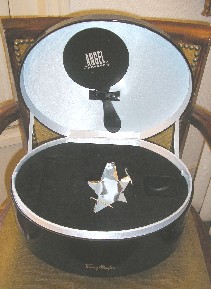 MIROIR EN VERRE DE FORME RONDE AVEC UNE POIGNEE IL EST DOTE AU DOS D’UN LOGO PUBLICITAIRE.
CE MIROIR AMOVIBLE EST ACCROCHE ET MAINTENU A L’AIDE D’UNE LANGUETTE ET D’UN BOUTON PRESSION A L’INTERIEUR DU COUVERCLE DU COFFRET DESTINE AUX PRODUITS DE LA PARFUMERIE.

LE COFFRET FAIT L’OBJET D’UN CLASSEMENT SEPARE :
FR-E4-2006-004594-01