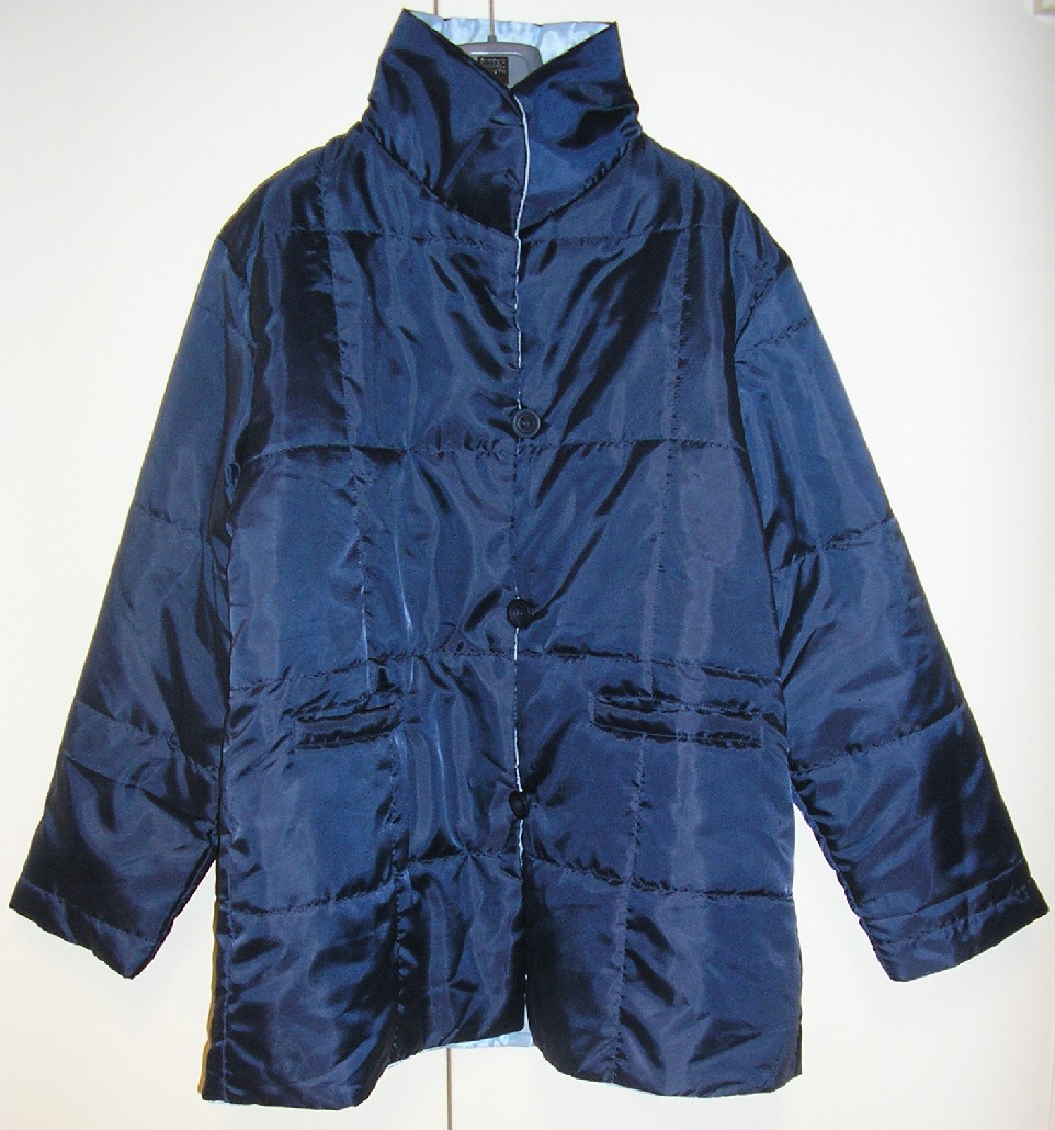 VESTE MATELASSÉE POUR FEMMES EN TISSU DE FIBRES SYNTHÉTIQUES (100%POLYESTER), DESTINÉE À RECOUVRIR LA PARTIE SUPÉRIEURE DU CORPS, DESCENDANT SOUS LES HANCHES, CONSTITUÉE DE DEUX PANNEAUX FRONTAUX ET D'UN PANNEAU DORSAL COUSUS ENSEMBLE DANS LE SENS DE LA LONGUEUR, DE FORME DROITE, AVEC UN COL MONTANT, AVEC DES MANCHES LONGUES, AVEC UNE OUVERTURE COMPLÈTE SUR LE DEVANT SE FERMANT DROITE SUR GAUCHE AU MOYEN DE TROIS BOUTONS, AVEC DEUX POCHES SUR LE DEVANT, AVEC UNE DOUBLURE COMPLÈTE.