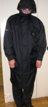 VÊTEMENT DESTINÉ À RECOUVRIR LA PARTIE SUPÉRIEURE DU CORPS, TYPE IMPERMÉABLE EN TISSU DE POLYAMIDE STRATIFIÉ À UNE COUCHE DE TÉFLON ET DE POLYURÉTHANE À L'INTÉRIEUR, DESCENDANT JUSQU'AUX GENOUX, POUR HOMME, AVEC UNE CAPUCHE MUNIE D'UN CORDON, AVEC DES MANCHES LONGUES RESSERRÉES PAR UN ÉLASTIQUE AUX POIGNETS, AVEC UNE OUVERTURE COMPLÈTE SUR LE DEVANT SE FERMANT GAUCHE SUR DROIT PAR UNE FERMETURE À GLISSIÈRE RECOUVERTE D'UNE PATTE DE PROTECTION AVEC VELCRO, AVEC UNE POCHE POITRINE AVEC RABAT MUNI DE VELCRO À GAUCHE ET DEUX POCHES PLAQUÉES MUNIES DE RABAT AVEC VELCRO SOUS LA TAILLE DE CHAQUE CÔTÉ, AVEC DES AÉRATIONS HORIZONTALES AU MILIEU DU DOS.
LA BASE DU VÊTEMENT EST OURLÉE.
LONGUEUR DU DOS:112 CM POUR UNE TAILLE L.