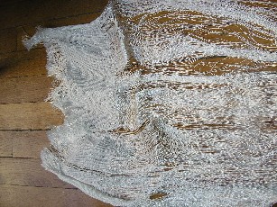 TISSU DONT LA TRAME EST CONSTITUEE DE DEUX PARTIES DE 20 CM DE LARGEUR A TISSAGE REGULIER COMPOSEE D’UNE AME DE FILAMENTS EN POLYETHYLENE GAINEE DE FIBRES EN POLYESTER DE CHAQUE COTE ET D’UNE PARTIE AU MILIEU PLUS ELASTIQUE A ARMURE PLUS LACHE COMPOSEE DE FILS PLUS ESPACES (FILAMENT DE POLYETHYLENE GAINE DE FIBRES DE COTON). LA CHAINE REPRESENTANT EST COMPOSEE DE FILS RETORS 2 BRINS, CHAQUE BRIN EST EN FILAMENTS DE POLYETHYLENE D’UNE TENACITE DE 61 cN/TEX.

NAPPES TRAMEES OBTENUES A PARTIR DE FILS A HAUTE TENACITE.

LA CHAINE POLYESTER REPRESENTE 98% ENVIRON DU POIDS DU TISSU.