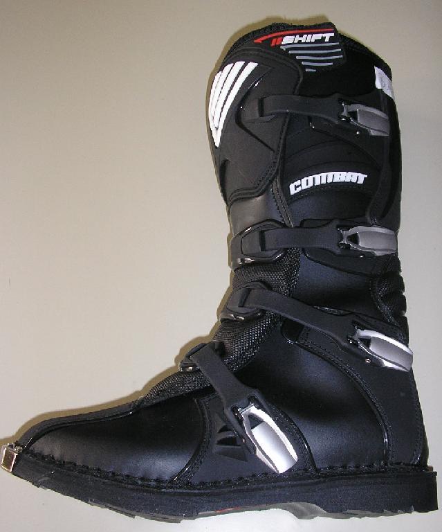 BOTTE NON RECONNAISABLE COMME ÉTANT POUR HOMME OU POUR FEMME, COUVRANT LA CHEVILLE ET LE MOLLET, AVEC UN DESSUS MAJORITAIREMENT EN CUIR COMPORTANT DES PARTIES EN MATIÈRE PLASTIQUE ET EN MATIÈRE TEXTILE, AVEC UNE SEMELLE EXTÉRIEURE EN CAOUTCHOUC, AVEC UNE SEMELLE INTÉRIEURE D'UNE LONGUEUR SUPÉRIEURE À 24 CM, AVEC UNE OUVERTURE SUR TOUTE LA HAUTEUR DE LA CHAUSSURE SUR LE DEVANT SE FERMANT AU MOYEN D'UNE BANDE VELCRO EN HAUT ET DE 4 ATTACHES RÉPARTIES SUR TOUTE LA HAUTEUR.
