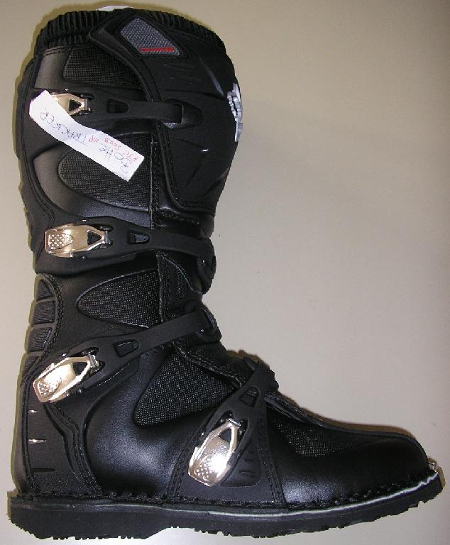 BOTTE NON RECONNAISABLE COMME ÉTANT POUR HOMME OU POUR FEMME, BICOLORE, COUVRANT LA CHEVILLE ET LE MOLLET, AVEC UN DESSUS MAJORITAIREMENT EN CUIR COMPORTANT DES PARTIES EN MATIÈRE PLASTIQUE ET EN MATIÈRE TEXTILE, AVEC UNE SEMELLE EXTÉRIEURE EN CAOUTCHOUC, AVEC UNE SEMELLE INTÉRIEURE D'UNE LONGUEUR SUPÉRIEURE À 24 CM, AVEC UNE OUVERTURE SUR TOUTE LA HAUTEUR DE LA CHAUSSURE SUR LE DEVANT SE FERMANT AU MOYEN D'UNE BANDE VELCRO EN HAUT ET DE 4 ATTACHES RÉPARTIES SUR TOUTE LA HAUTEUR.