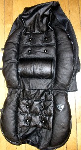 COUVRE-SIÈGE POUR VÉHICULE AUTOMOBILE PERMETTANT DE RECOUVRIR L'ASSISE, LE DOSSIER, L'APPUI-TÊTE ET LE DOS DU SIÈGE, MUNI SUR LE DEVANT D'UN COUSSIN DE SOUTIEN LOMBAIRE.

LA PARTIE AVANT DU COUVRE-SIÈGE EST CONFECTIONNÉE EN CUIR ET EST MATELASSÉE ET REMBOURRÉE DE MOUSSE.
LA PARTIE RECOUVRANT LE DOS DU SIÈGE EST CONFECTIONNÉE EN TEXTILE ET COMPORTE UNE GRANDE POCHE DE RANGEMENT SE FERMANT PAR UN RABAT MUNI DE VELCRO.

CET ARTICLE S'ENFILE SUR LE SIÈGE MAINTENU PAR UN POURTOUR ÉLASTIQUÉ.
