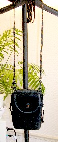 ARTICLE DE POCHE OU DE SAC A MAIN, SOUS FORME D’ETUI POUR APPAREIL PHOTO, AVEC UNE SURFACE EXTERIEURE EN MATIERE TEXTILE POLYESTER (NEOPRENE) MAJORITAIREMENT, AVEC UNE OUVERTURE PARTIELLE SUR LE DESSUS SE FERMANT A L’AIDE D’UNE FERMETURE A GLISSIERE.

CET ETUI EST DOTE SUR LE DESSUS D’UNE GANSE DE CHAQUE COTE EN MATIERE TEXTILE MUNIE D’UNE RONDELLE EN MATIERE PLASTIQUE AFIN D’ACCROCHER UNE LANIERE D’UNE LONGUEUR DE 73 CM ENVIRON MUNIE D’UN BUTOIR DE REGLAGE ET D’UN CROCHET A CHAQUE EXTREMITE EN MATIERE PLASTIQUE PERMETTANT DE LE PORTER AUTOUR DU COU, AVEC UN CROCHET DANS LE DOS PERMETTANT DE L’ACCROCHER A UN PASSANT DE LA TAILLE ET D'UNE LANIERE SE FERMANT A L’AIDE D’UN BOUTON PRESSION PERMETTANT DE LE GLISSER A UNE CEINTURE, AVEC UNE POCHE SUR LE DEVANT MUNIE D’UN RABAT SE FERMANT A L’AIDE D’UN VELCRO, AVEC UN LOGO PUBLICITAIRE.

DIMENSIONS : 10 X 15 CM ENVIRON