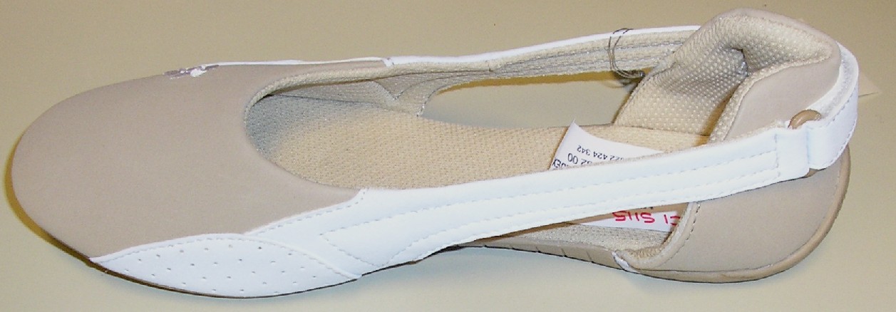 CHAUSSURE POUR FEMMES PRÉSENTANT LA FORME D'UNE BALLERINE, NE COUVRANT PAS LA CHEVILLE, AVEC UN DESSUS EN MATIÈRE PLASTIQUE (POLYURÉTHANE) COMPORTANT UNE DÉCOUPURE  SUR LES DEUX CÔTÉS, AVEC UNE SEMELLE EXTÉRIEURE EN MATIÈRE PLASTIQUE, AVEC UNE SEMELLE INTÉRIEURE D'UNE LONGUEUR SUPÉRIEURE À 24 CM, SANS TALON, AVEC UNE BANDE VELCRO AU NIVEAU DU TALON PERMETTANT D'AJUSTER LA CHAUSSURE.