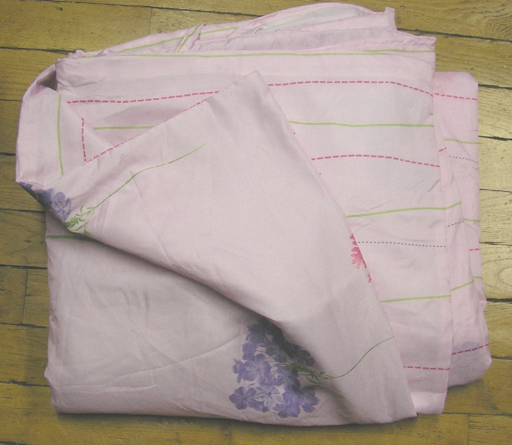ARTICLE TEXTILE, DU TYPE COUVRE LIT, DE FORME CARRÉE, 200 CM DE CÔTÉ ENVIRON, EN TISSU DE FIBRES SYNTHÉTIQUES (POLYESTER), SE PRÉSENTANT SOUS LA FORME D'UNE HOUSSE.
IL COMPORTE UNE DOUBLURE OUATINÉE (100% POLYESTER) SUR UNE FACE ET UNE OUVERTURE À UNE DE SES EXTRÉMITÉS, POURVUE D'UN SYSTÈME DE FERMETURE SOUS LA FORME DE LIENS À NOUER, POUR L'INTRODUCTION D'UNE COUETTE OU D'UN ÉDREDON. 
LA FACE SUPÉRIEURE EST IMPRIMÉE D'UN MOTIF FLORAL, LA FACE INFÉRIEURE EST IMPRIMÉE D'UN MOTIF RAYÉ.