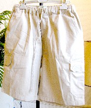 SHORT LONG, GENRE BERMUDA, NON RECONNAISSABLE COMME ETANT POUR HOMMES OU POUR FEMMES, EN TISSU DE COTON (100% COTON), DESTINE A COUVRIR LA PARTIE INFERIEURE DU CORPS, DESCENDANT JUSQU’AUX DESSUS DES GENOUX, AVEC UN ELASTIQUE A LA TAILLE ET UN CORDON COULISSANT RESSERRANT FORMANT LIENS A NOUER, SANS OUVERTURE SUR LE DEVANT, AVEC UNE SURPIQURE FORMANT UNE FAUSSE BRAGUETTE, AVEC DEUX POCHES SUR LES HANCHES, AVEC DEUX POCHES PLAQUEES SUR LES COTES MUNIES D’UN RABAT DE PROTECTION SE FERMANT PAR VELCRO, AVEC UNE POCHE PLAQUEE DE CHAQUE COTE DANS LE DOS, AVEC UN OURLET A LA BASE.