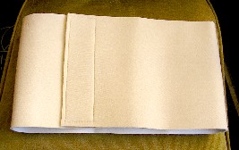 LARGE BANDE SOUS FORME D’UNE CEINTURE DE FORME RECTANGULAIRE MESURANT 20 X 1,02 CM, EN CAOUTCHOUC ALVEOLAIRE (85% NEOPRENE – 15% POLYAMIDE) SUR UNE FACE COMBINE AVEC UNE ETOFFE DE BONNETERIE SUR L’AUTRE FACE, SANS UN SURFILAGE DE FINITION SUR LE HAUT ET LE BAS.

CETTE CEINTURE REGLABLE DENOMME CEINTURE AMINCISSANTE SE FERME  A L’AIDE D’UNE LARGE BANDE VELCRO.
