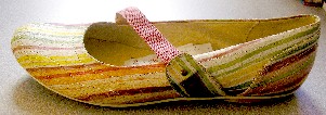 CHAUSSURE POUR FEMME, GENRE BALLERINE, AVEC UN DESSUS EN MATIERE PLASTIQUE, AVEC UNE SEMELLE EXTERIEURE ET UNE SEMELLE INTERIEURE EN MATIERE PLASTIQUE (ELASTOMERE), AVEC UN TALON DE 0,5 CM DE HAUTEUR, AVEC UNE CLAQUE FERMEE A BOUT ARRONDIE, AVEC L'ARRIERE DU TALON COUVERT, AVEC UNE BRIDE TRANSVERSALE DE MAINTIEN SUR LE DESSUS DE LA CHAUSSURE PIQUEE DE PART ET D’AUTRE A PARTIR DE LA SEMELLE. LA LONGUEUR DE LA SEMELLE INTERIEURE EXCEDE 24 CM.