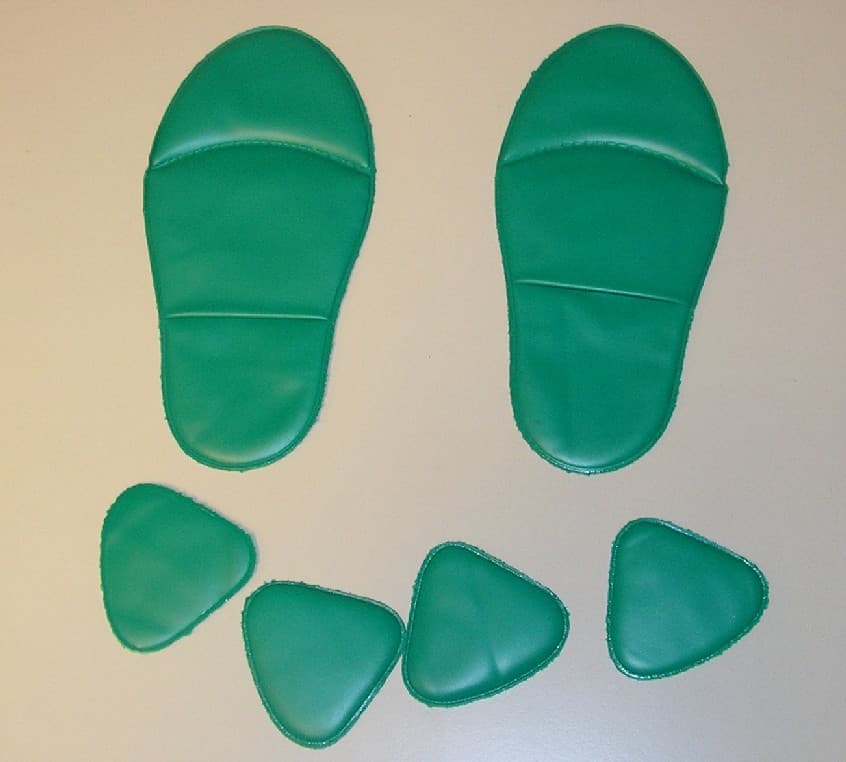 SEMELLES INTÉRIEURES, AMOVIBLES, À SURFACE EXTÉRIEURE EN MATIÈRE PLASTIQUE (POLYCHLORURE DE VINYLE), REMBOURRÉES DE MOUSSE DE POLYESTER, PRESENTANT SUR UNE DE LEURS FACES UN EMPLACEMENT DESTINÉ À RECEVOIR DE PETITES PIECES DE MÊME STRUCTURE ET DE FORME TRIANGULAIRE.
ELLES SONT DESTINÉES À AMORTIR LES CHOCS DURANT LA MARCHE EN SOUTENANT L'AVANT-PIED.