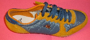 CHAUSSURE D’ENTRAINEMENT CONCUE POUR L’ACTIVITE SPORTIVE, NE COUVRANT PAS LA CHEVILLE, AVEC UNE SEMELLE EXTERIEURE EN CAOUTCHOUC ANTIDERAPANT SCULPTE, AVEC UN DESSUS EN MATIERE TEXTILE (51%) - CUIR (43%) ET MATIERE PLASTIQUE (6%), AVEC UNE OUVERTURE SUR LE DESSUS SE FERMANT A L’AIDE D’UN LACET, AVEC UNE LANGUETTE EN MATIERE TEXTILE REMBOURREE, AVEC UNE DOUBLURE INTERNE COUVRANT LE TALON, AVEC UNE SEMELLE INTERNE AMOVIBLE MESURANT 27 CM, AVEC UN LOGO PUBLICITAIRE SUR LA LANGUETTE ET AU DOS DE LA CHAUSSURE.

LA SEMELLE INTERMEDIAIRE CONSTITUEE DE POLYMERES BASSE DENSITE (0,27 ET 0,28 G/CM3) EST UNE SEMELLE A TECHNOLOGIE SPECIALE.