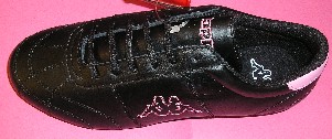 CHAUSSURE SIMILAIRE A UNE CHAUSSURE D’ENTRAINEMENT, NON RECONNAISSABLE COMME ETANT POUR HOMME OU POUR FEMME, NE COUVRANT PAS LA CHEVILLE, AVEC UNE SEMELLE EXTERIEURE EN CAOUTCHOUC, AVEC UN DESSUS EN MATIERE PLASTIQUE MAJORITAIREMENT (100%), AVEC UNE SEMELLE INTERIEURE AMOVIBLE SUPERIEURE A 24 CM (24,5 CM), AVEC UNE OUVERTURE SUR LE DESSUS SE FERMANT A L’AIDE D’UN LACET, AVEC UNE LANGUETTE LEGEREMENT REMBOURREE, AVEC UNE DOUBLURE EN MATIERE TEXTILE COUVRANT LE TALON, AVEC UN LOGO PUBLICITAIRE SUR LA LANGUETTE ET A L’ARRIERE DU PIED.

LA SEMELLE INTERMEDIAIRE CONSTITUEE D’UN POLYMERE BASSE DENSITE (0,22 G/CM3) EST UNE SEMELLE A TECHNOLOGIE SPECIALE.