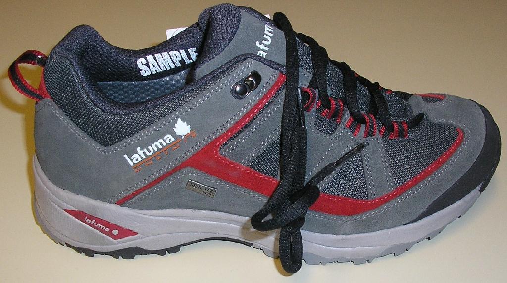 CHAUSSURE POUR ADULTES, NON RECONNAISSABLE COMME ÉTANT POUR HOMME OU POUR FEMME, DESTINÉE À UNE ACTIVITÉ SPORTIVE, NE RECOUVRANT PAS LA CHEVILLE, AVEC UN DESSUS MAJORITAIREMENT EN MATIÈRE TEXTILE COMPORTANT DES PARTIES EN CUIR  ET EN MATIÈRE PLASTIQUE, AVEC UNE SEMELLE EXTÉRIEURE EN CAOUTCHOUC À TECHNOLOGIE SPÉCIALE (DENSITÉ INFÉRIEURE À 0,6 G/CM3), AVEC UNE SEMELLE INTÉRIEURE D'UNE LONGUEUR SUPÉRIEURE À 24 CM, AVEC UNE LANGUETTE, AVEC DES LACETS.

IL S'AGIT D'UNE CHAUSSURE À TECHNOLOGIE SPÉCIALE.