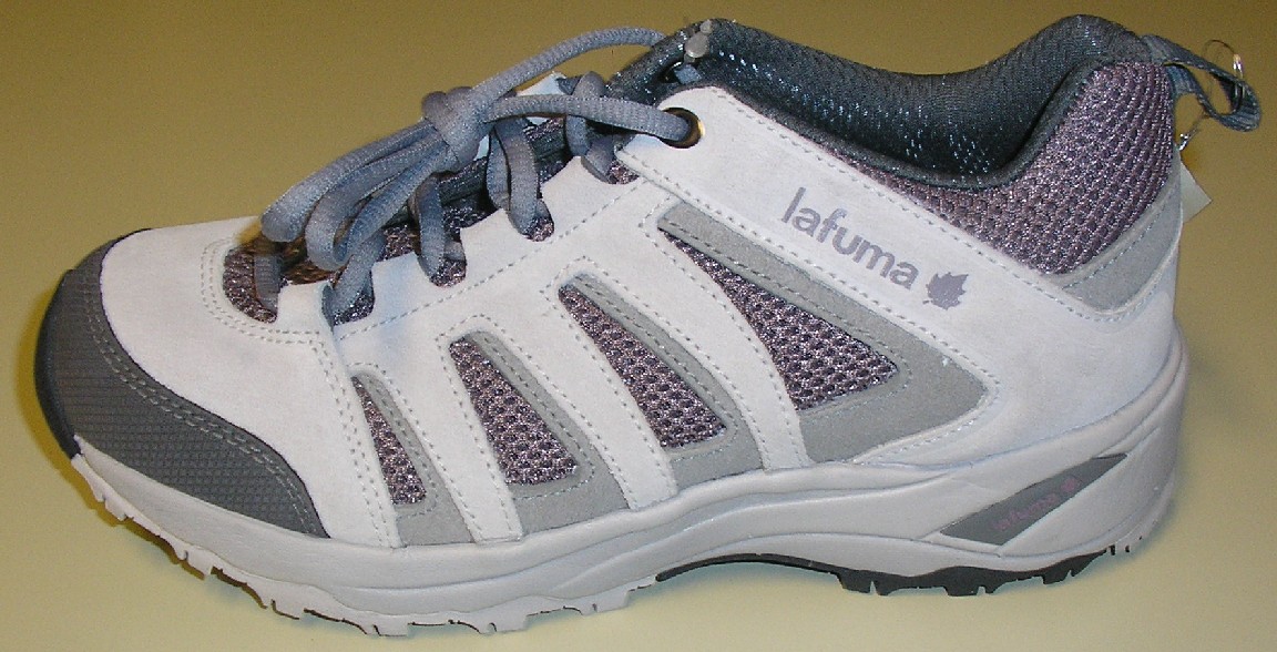 CHAUSSURE POUR ADULTES, NON RECONNAISSABLE COMME ÉTANT POUR HOMME OU POUR FEMME, DESTINÉE À UNE ACTIVITÉ SPORTIVE, NE RECOUVRANT PAS LA CHEVILLE, AVEC UN DESSUS EN MATIÈRE TEXTILE COMPORTANT DES RENFORTS EN CUIR, AVEC UNE SEMELLE EXTÉRIEURE EN CAOUTCHOUC À TECHNOLOGIE SPÉCIALE (DENSITÉ INFÉRIEURE À 0,6 G/CM3), AVEC UNE SEMELLE INTÉRIEURE D'UNE LONGUEUR SUPÉRIEURE À 24 CM, AVEC UNE LANGUETTE, AVEC DES LACETS.

IL S'AGIT D'UNE CHAUSSURE À TECHNOLOGIE SPÉCIALE.