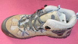 CHAUSSURE DESTINÉE À LA MARCHE À PIED, NON RECONNAISSABLE COMME ÉTANT POUR HOMMES OU POUR FEMMES, RECOUVRANT LA CHEVILLE SANS COUVRIR LE MOLLET, AVEC UN DESSUS MAJORITAIREMENT EN CUIR COMPORTANT DES PARTIES EN MATIÈRE TEXTILE ET EN MATIÈRE PLASTIQUE (43% CUIR, 38% TEXTILE, 19% PLASTIQUE), AVEC UNE SEMELLE EXTÉRIEURE EN CAOUTCHOUC, AVEC UNE SEMELLE INTÉRIEURE D'UNE LONGUEUR SUPÉRIEURE À 24 CM.

CETTE CHAUSSURE PRÉSENTE UNE OUVERTURE SUR LE DESSUS, POURVUE D'UNE LANGUETTE, SE FERMANT PAR DES LACETS, UN RENFORT AMOVIBLE DE CHAQUE CÔTÉ AU NIVEAU DE LA MALLÉOLE POUR L'AÉRATION DU PIED ET UNE SEMELLE EXTÉRIEURE FORTEMENT CRANTÉE.