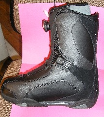 CHAUSSURE CONCUE POUR LA PRATIQUE DU SURF DES NEIGES, NON RECONNAISSABLE COMME ETANT POUR HOMME OU POUR FEMME, AVEC UNE SEMELLE EXTÉRIEURE EN CAOUTCHOUC SCULPTE COMPORTANT DES PICOTS ANTIDÉRAPANTS ET UN DESSUS MAJORITAIREMENT EN CUIR COUVRANT LA CHEVILLE ET REMONTANT JUSQU'À MI-MOLLET. CETTE CHAUSSURE PRÉSENTE UNE LANGUETTE RIGIDE LEGEREMENT REMBOURREE ET UNE OUVERTURE SUR LE DEVANT SE FERMANT A L’AIDE D’UN FIN CORDON METALLIQUE ENTRELACE SE REGLANT A L’AIDE D’UN BOUTON A MOLETTE.

CETTE CHAUSSURE COMPORTE À L'INTÉRIEUR UN CHAUSSON AMOVIBLE REMBOURRÉ REMONTANT JUSQU'À MI-MOLLET AVEC UNE OUVERTURE SE FERMANT A L’AIDE D’UNE LACET INTERNE DOTE D’UN BUTOIR EN MATIERE PLASTIQUE.