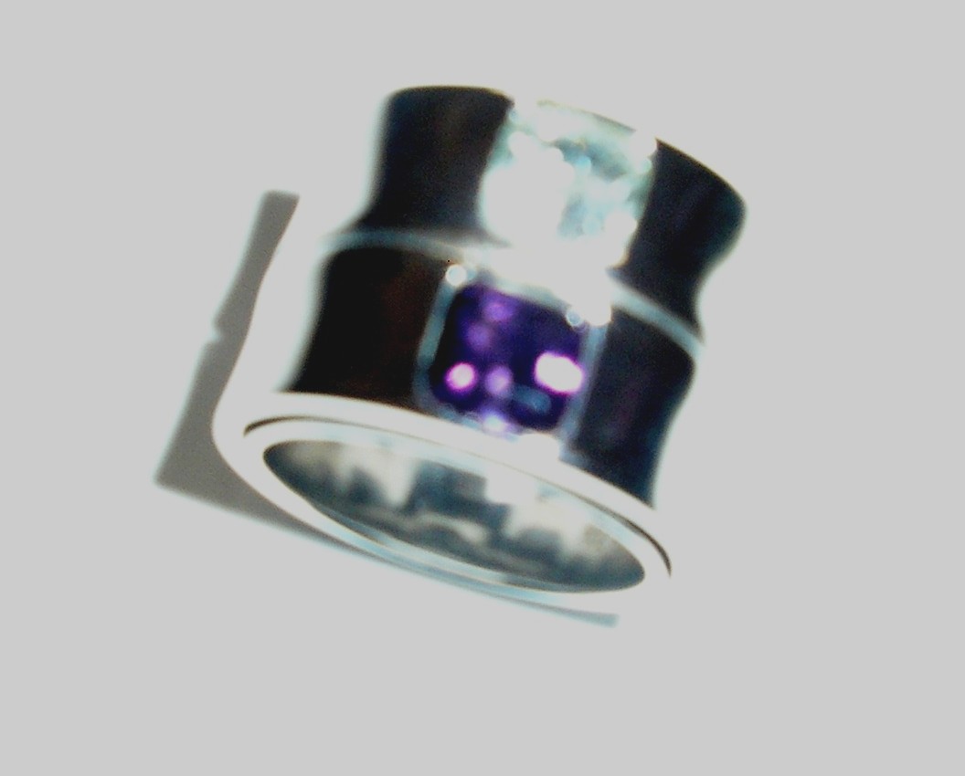 BAGUE EN OR GRIS 18 CARATS, AYANT LA FORME D'UN ANNEAU, SERTIE DE DEUX PIERRES GEMMES (UNE AMÉTHYSTE ET UNE AIGUE-MARINE) DISPOSÉES L'UNE AU DESSUS DE L'AUTRE.