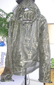ENSEMBLE, EN ETOFFE DE BONNETERIE DE FIBRES SYNTHETIQUES (100% POLYESTER) COMPOSE D'UN HAUT ET D'UN PANTALON PRESENTES ENSEMBLES POUR LA VENTE AU DETAIL.

- D'UN HAUT, GENRE BLOUSON TRES AMPLE, DESTINE A RECOUVRIR LA PARTIE SUPERIEURE DU CORPS, DESCENDANT JUSQU’AUX HANCHES, AVEC UN CAPUCHON, AVEC DES MANCHES LONGUES, AVEC UNE OUVERTURE PARTIELLE SUR LE DEVANT SE FERMANT A L’AIDE D'UNE FERMETURE A GLISSIERE, AVEC UNE POCHE VENTRALE, AVEC UN LOGO PUBLICITAIRE SUR LA POCHE.

LE CAPUCHON, L’EXTREMITE DES MANCHES ET LA BASE DU VETEMENT PRESENTENT UN OURLET TUBULAIRE DOTE D’UN CORDON COULISSANT RESSERRANT ET DES BUTOIRS EN MATIERE PLASTIQUE.

- D'UN PANTALON, DE FACTURE AMPLE, DESCENDANT JUSQU'AUX CHEVILLES, SANS OUVERTURE SUR L DEVANT, AVEC UNE BANDE ELASTIQUEE A LA TAILLE, AVEC UN OURLET TUBULAIRE A LA BASE MUNI D’UN CORDON COULISSANT RESSERRANT DOTE DE BUTOIRS EN MATIERE PLASTIQUE.

CET ENSEMBLE EST DESTINE A ETRE PORTE POUR SE PROTEGER DES INSECTES.